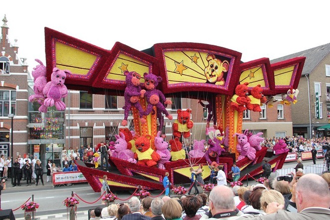 Bloemencorso-Zundert-2013-le-hoi-hoa-lon-nhat-the-gioi-o-Ha-Lan